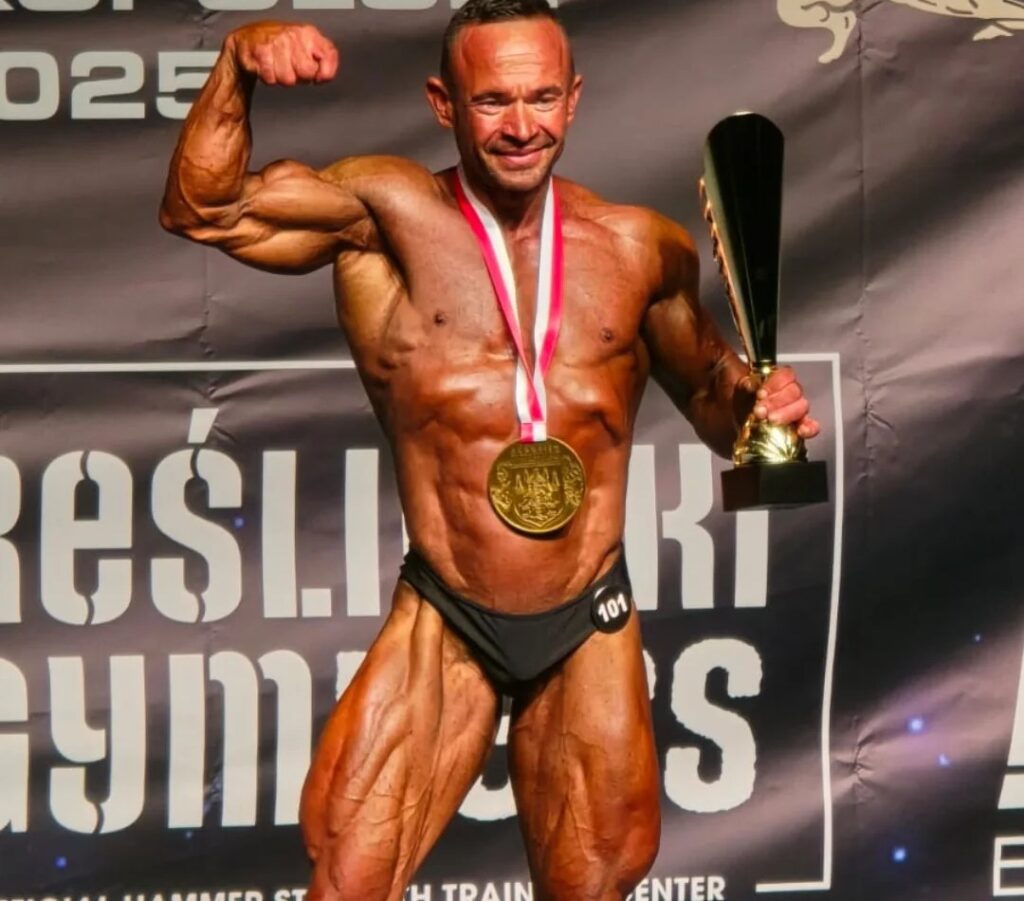 Jaroslaw Majsner z pucharem i zlotym medalem Mistrzostw Wielkopolski