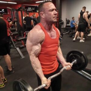 Trening z wolnymi ciezarami na silowni