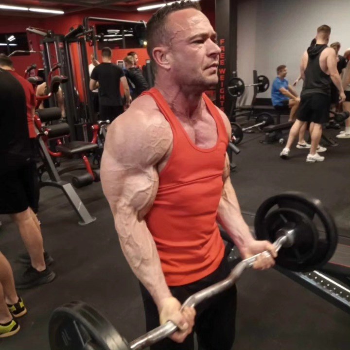 Trening z wolnymi ciezarami na silowni